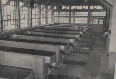 300251 Afbeelding van de kookketels in het nieuwe gebouw van de Centrale Keuken (gaarkeuken, Weerdsingel O.Z. 99) te Utrecht.